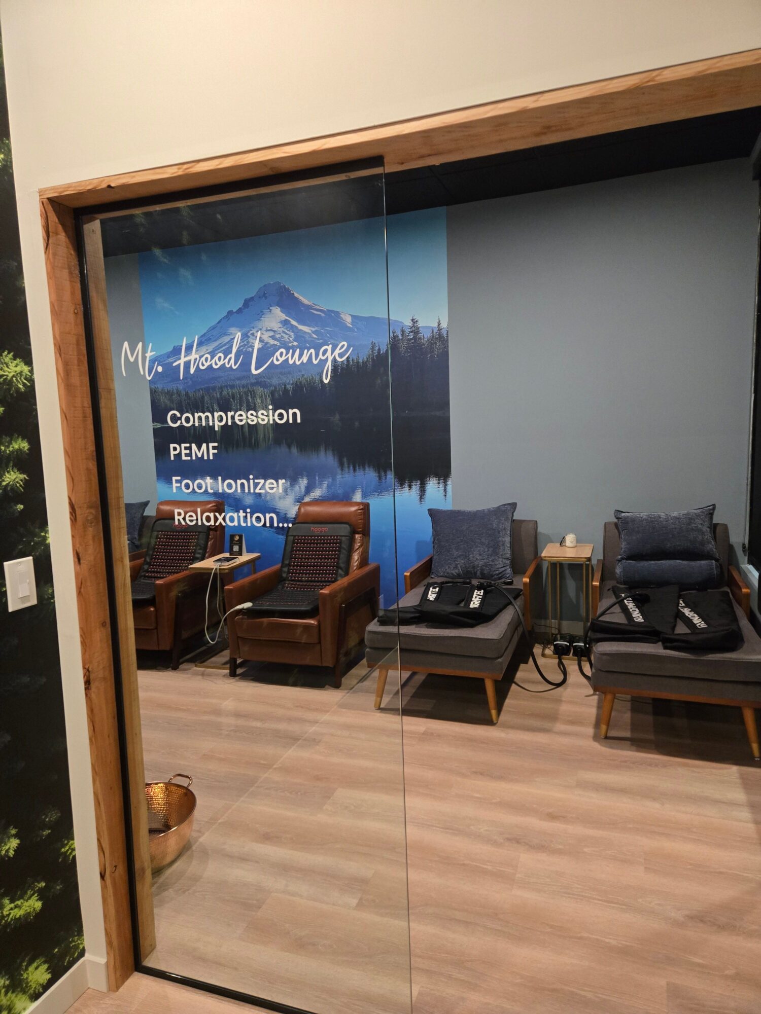 A room with chairs and a large screen displaying a mountain and sky, with text about a conference or presentation.